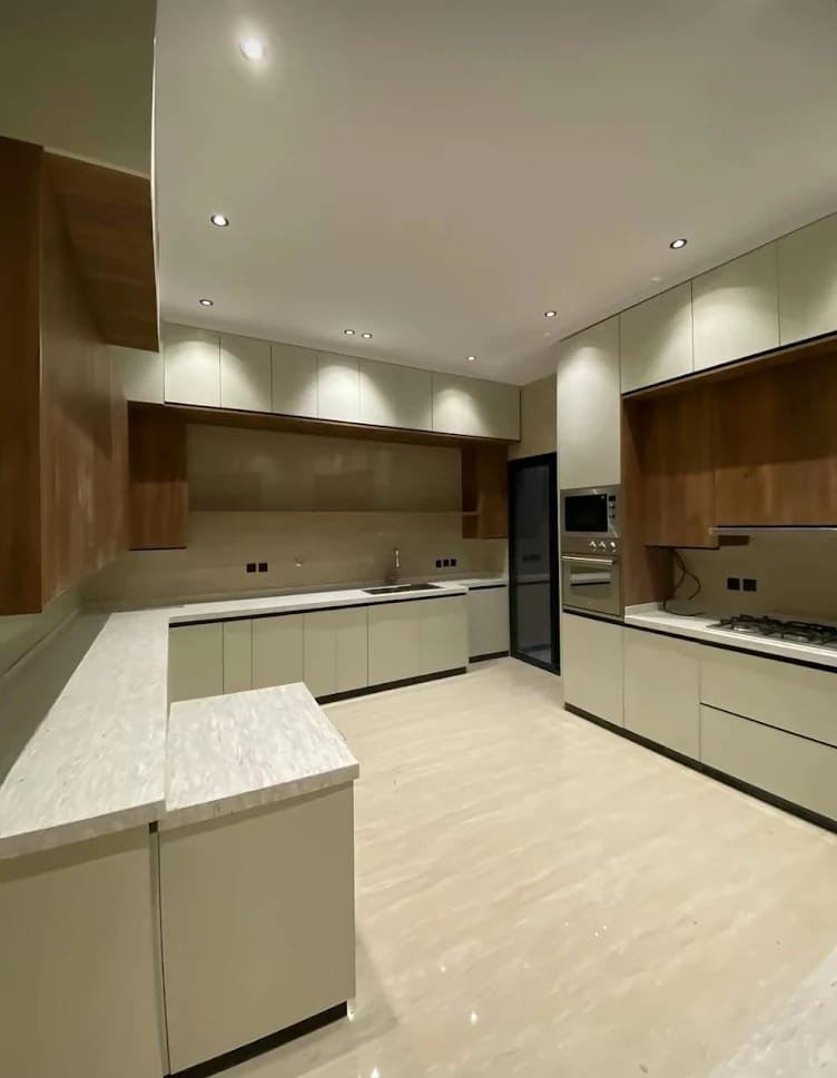 مطبخ مودرن بخطوط خشبية