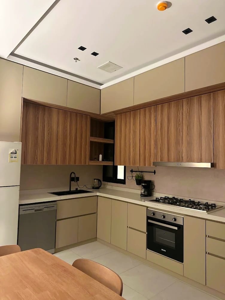 مطبخ مودرن بخطوط خشبية