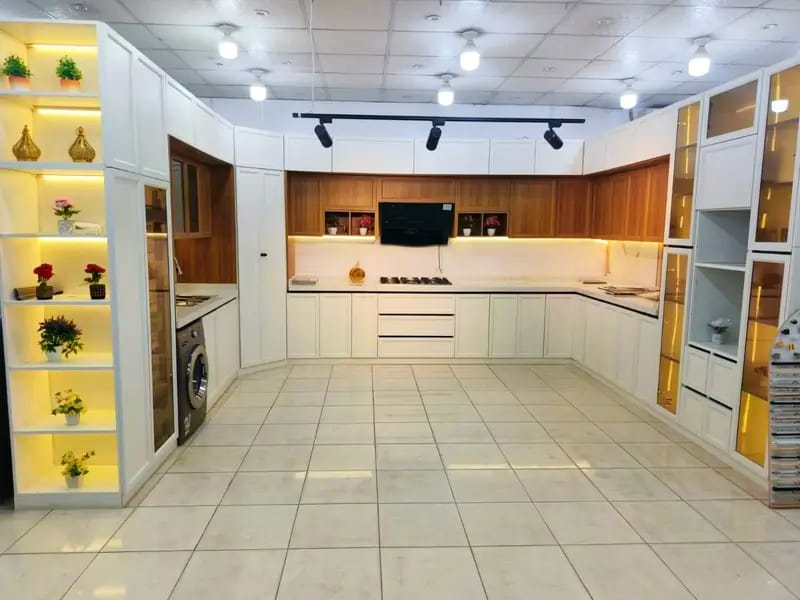 مطبخ مودرن بخطوط خشبية