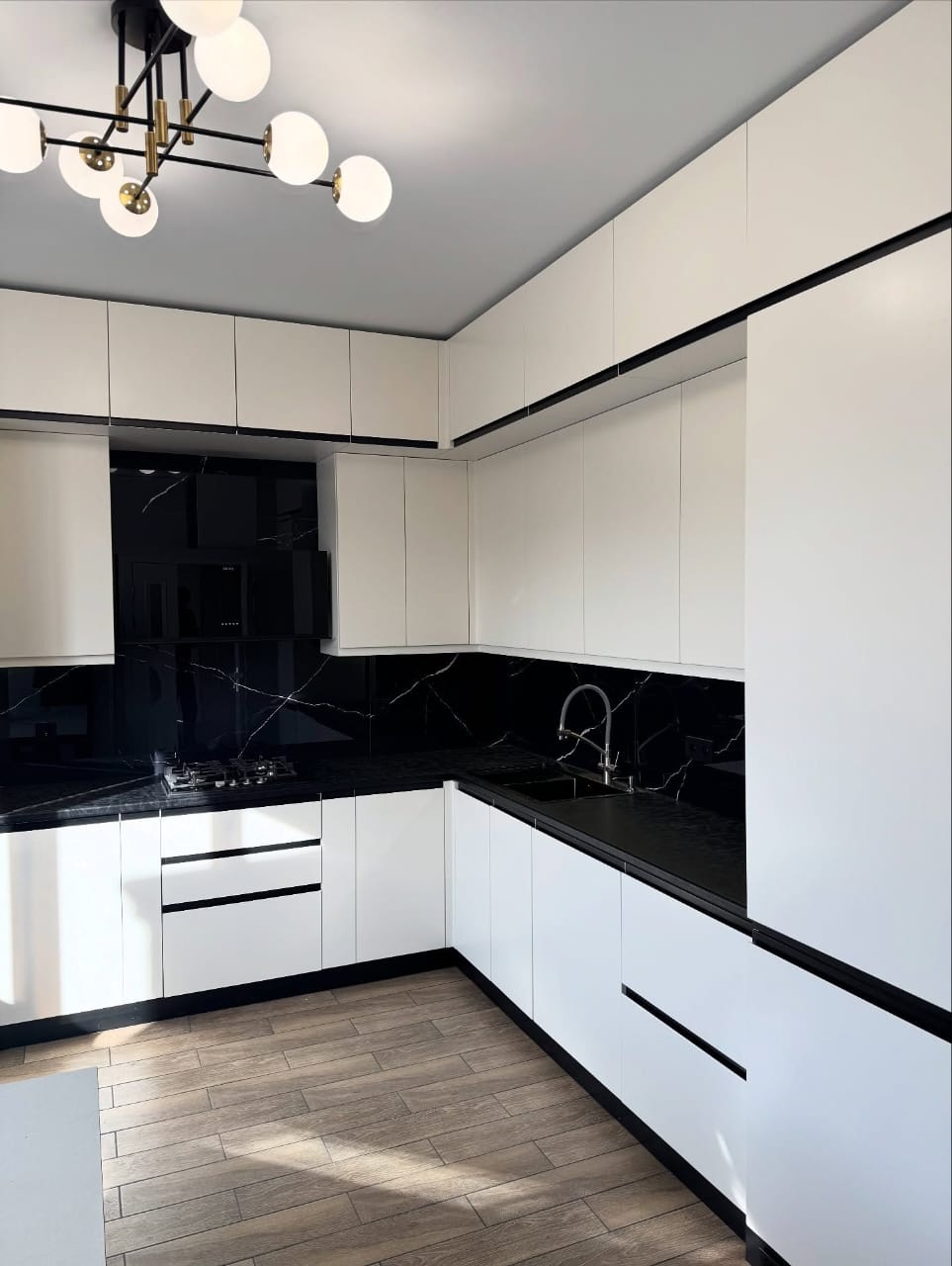 مطبخ مودرن ابيض و اسود