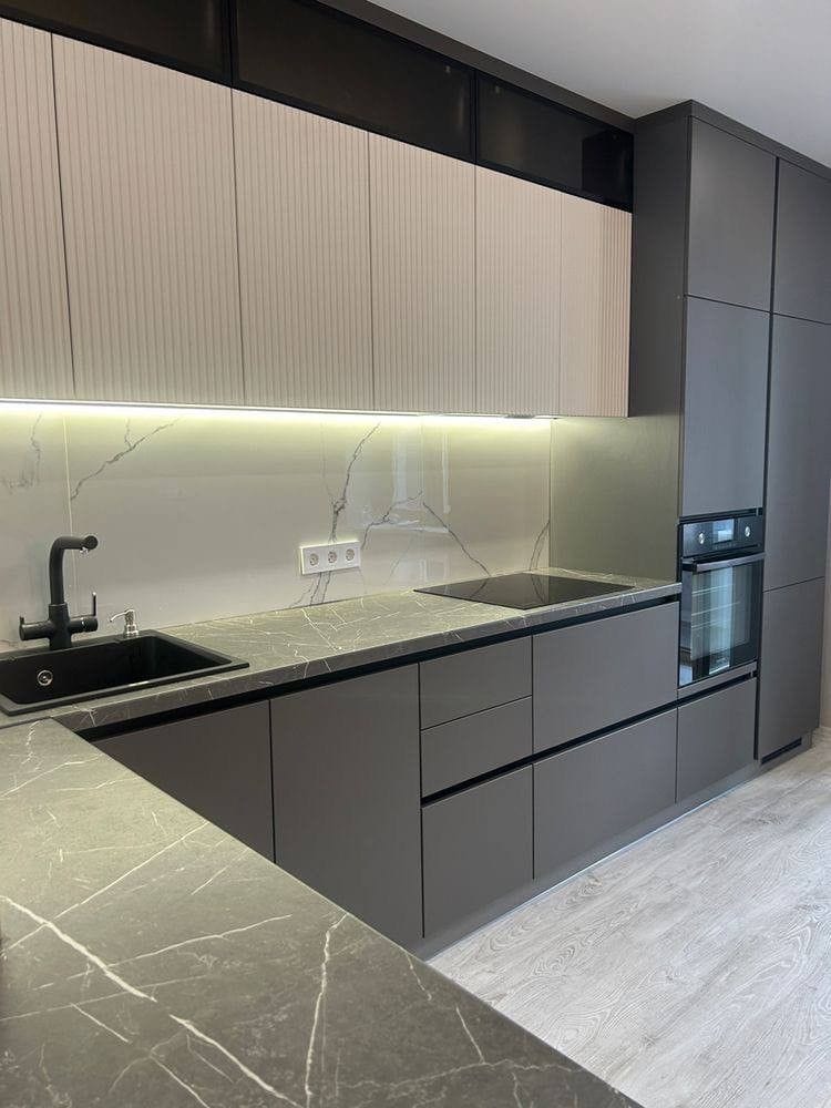 مطبخ مودرن بخطوط خشبية رماضي غامق