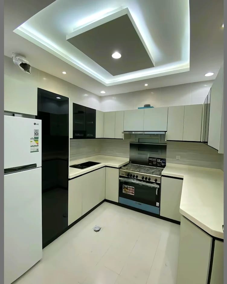 مطبخ تفصيل ابيض مع مساحات تخزين