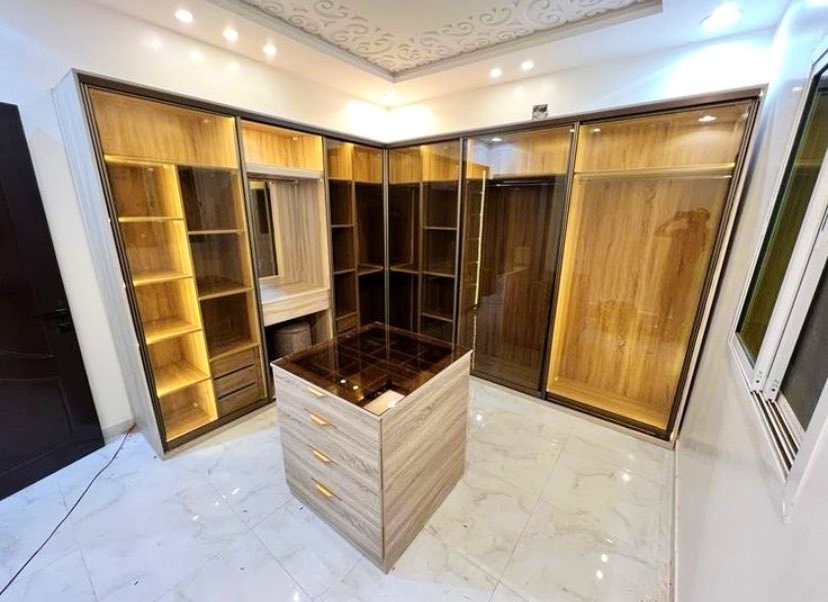 خزانة ملابس زجاج أسود بإضاءة LED