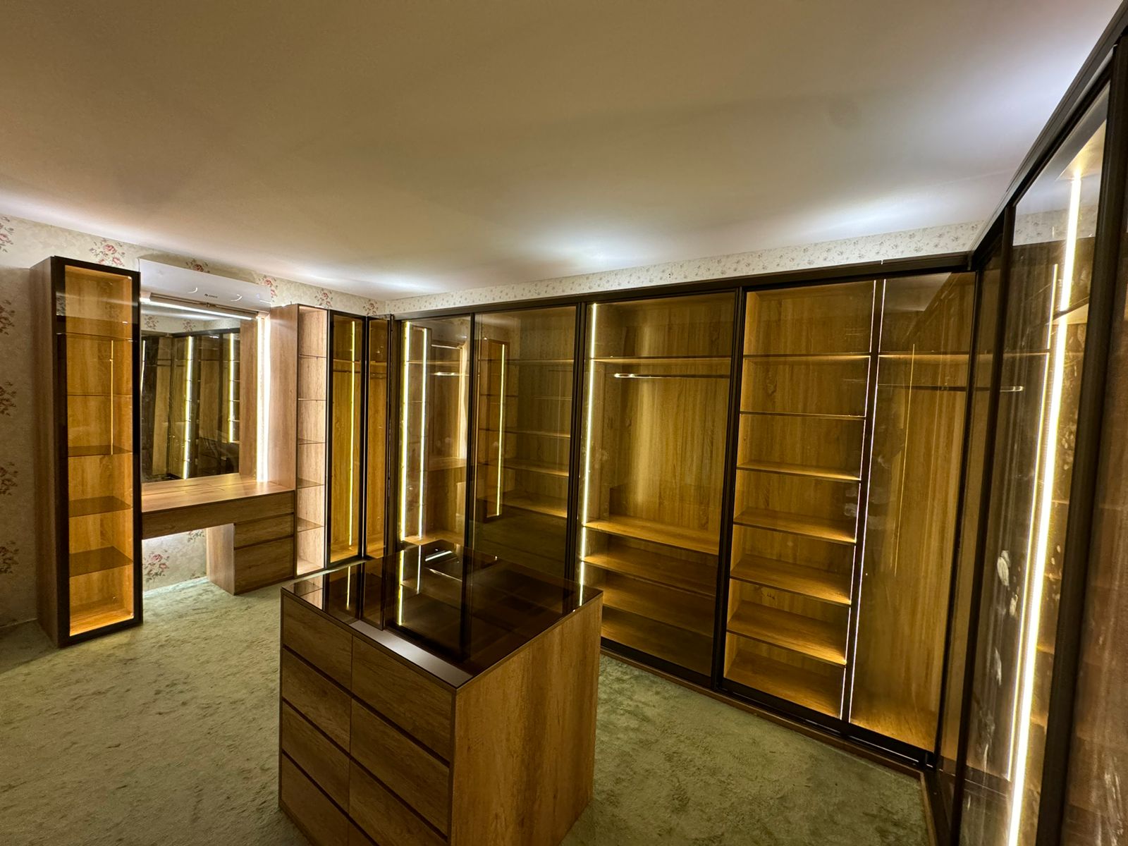 خزانة ملابس زجاج أسود بإضاءة LED