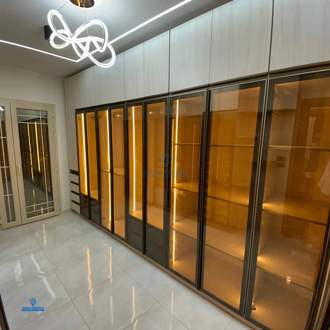 خزانة ملابس زجاج أسود بإضاءة LED