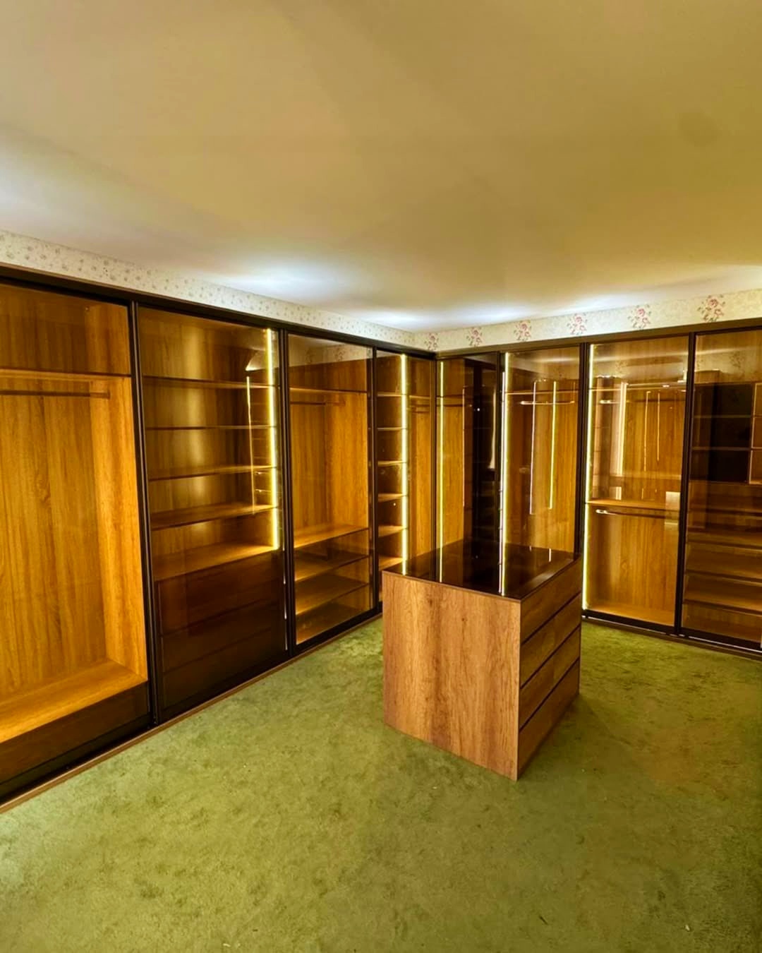 خزانة ملابس زجاج أسود بإضاءة LED