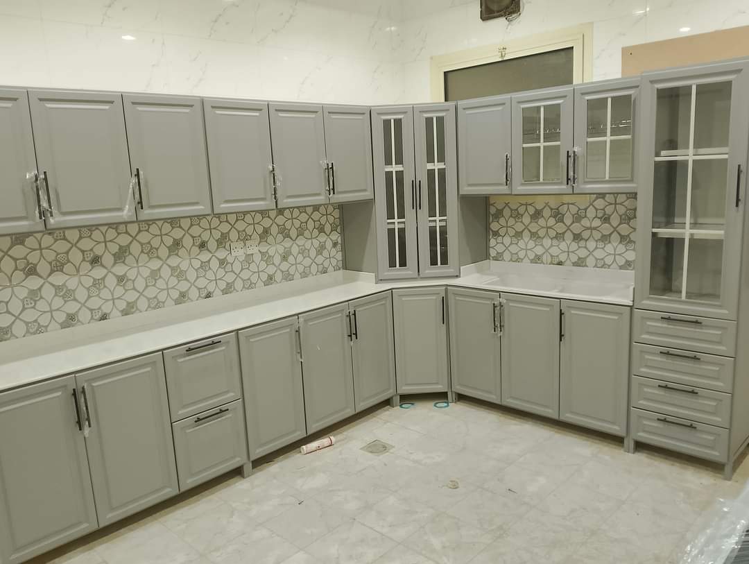 مطبخ رمادي فاتح بمساحات تخزين 