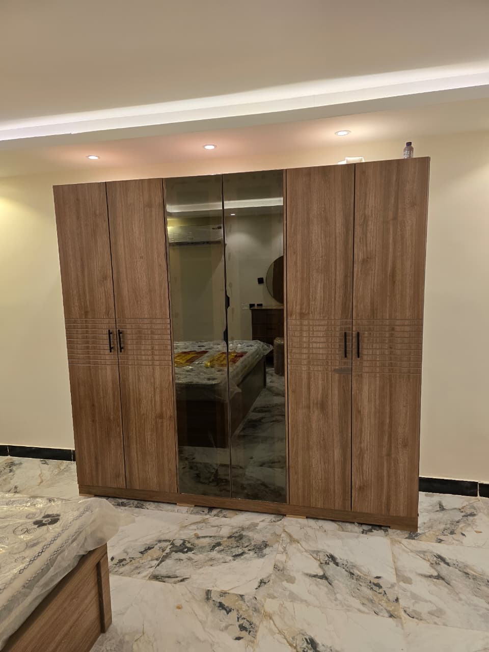 غرفة نوم بني نفرين مودرن