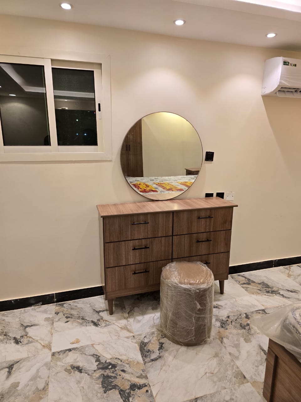 غرفة نوم بني نفرين مودرن